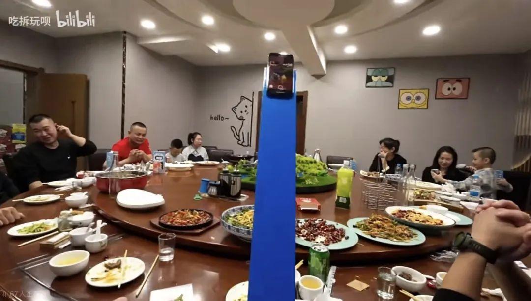 10 年旧手机闲置没价值?网友把它们玩出了花!